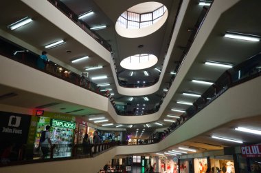 Mendoza, Arjantin - Ocak 2020: Galeria Caracol adı verilen birkaç katlı modern bir alışveriş merkezi. Modern ticari mimaride geometri ve ışıklandırma. Çok katlı alışveriş merkezi