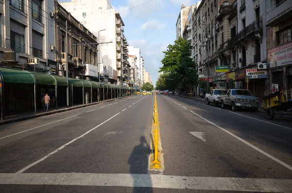 科尔多瓦 阿根廷 2020年1月 街名为Avenida Colon 与Rivera Indarte街交界处 宽阔空旷的单向大道 有六条车道 车道之间的黄色分隔站 — 图库照片