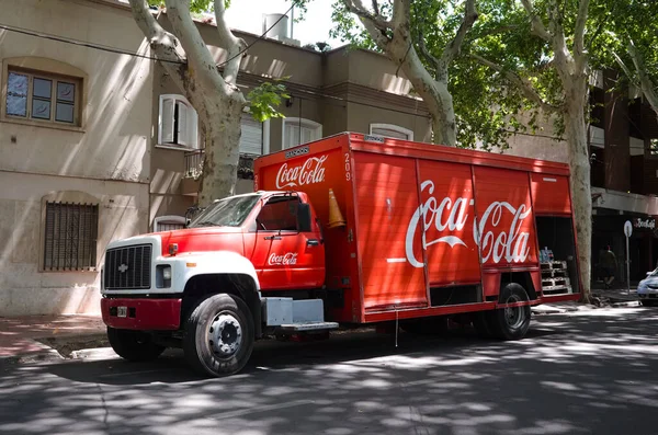 Mendoza, Arjantin - Ocak 2020: Coca-Cola markalı eski kırmızı Chevrolet kamyonu mal teslimatı yapıyor. İçecek teslimatı sırasında Coca-Cola yazıtlı kırmızı renkli vintage kamyon