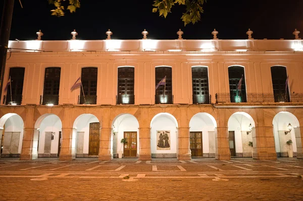 Cordoba, Arjantin - Ocak 2020: Cabildo de Cordoba adlı belediye binasının bir kısmı gece aydınlatma ve rüzgarda sallanan Arjantin bayraklarıyla. Kemer yolu olan eski tarihi bina.