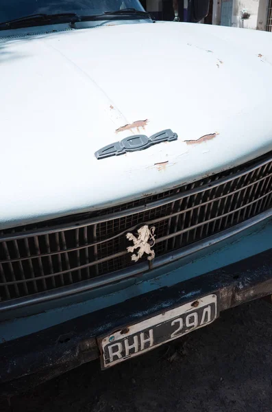 阿根廷门多萨 2020年1月 皮戈特404的锈迹斑斑的车篷关闭 旧散热器格栅上的标致标识 阿根廷车牌上的生锈的保险杠Peugeot 404经典老式汽车的帽子 — 图库照片