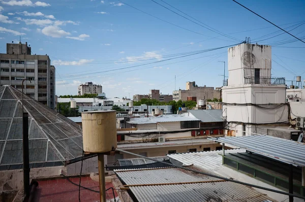 アルゼンチンのメンドーサ市内中心部にある屋根と複数階建ての住宅建築物をご覧ください 青い空に対して屋根の上の電気ケーブルやワイヤの多く 屋根からメンドーサ市内のダウンタウンまでの眺め — ストック写真