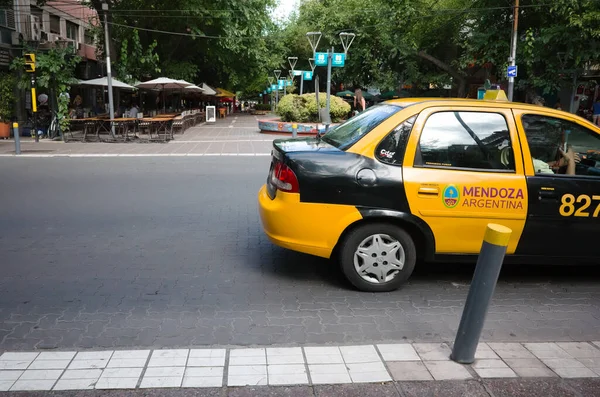 Mendoza Argentina Gennaio 2020 Taxi Urbano Nero Giallo All Incrocio — Foto Stock