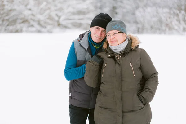 Nahaufnahme Porträt Von Glücklichen Schönen Senior Paar Posiert Winter Freien lizenzfreie Stockbilder