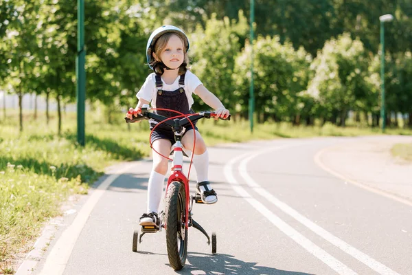 Весела Усміхнена Дівчина Шоломі Велосипеді Стокове Зображення