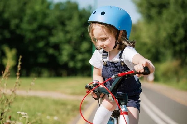 Mädchen Mit Helm Auf Fahrrad Kind Fährt Fahrrad Stockbild