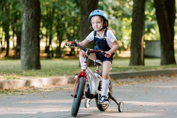 Mädchen Mit Helm Auf Fahrrad Kind Fährt Fahrrad Stockfoto