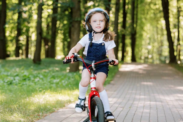 Весела Усміхнена Дівчина Шоломі Велосипеді Ліцензійні Стокові Фото