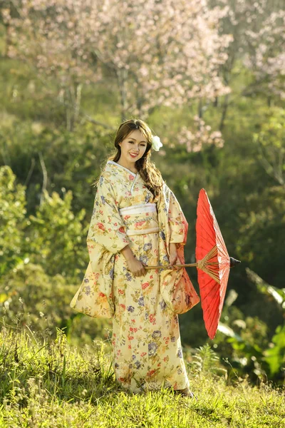 아시아 여자는 전통 일본 기모노와 빨간 우산 입고 — 스톡 사진