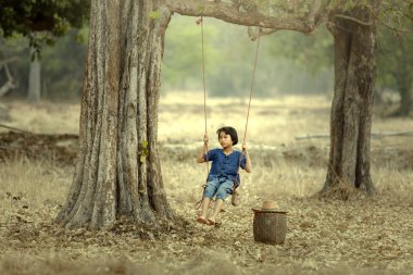 Asyalı bebek salıncakta, Sakonnakhon, Tayland