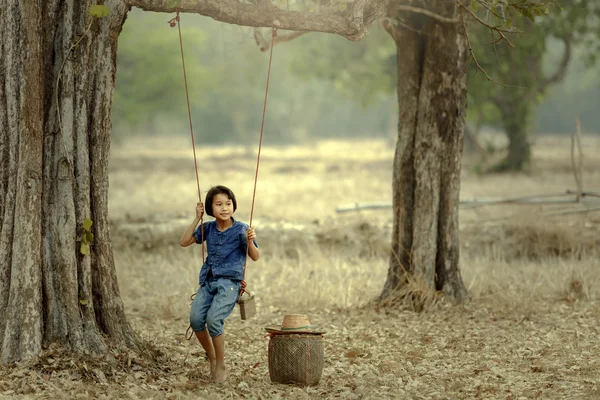 Asyalı bebek salıncakta, Sakonnakhon, Tayland