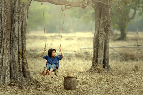 Asyalı bebek salıncakta, Sakonnakhon, Tayland