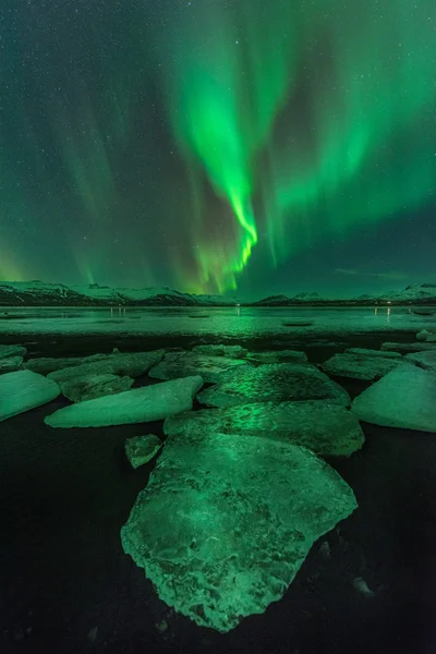 Ein schönes grünes Polarlicht über der jokulsarlon Lagune, Island — Stockfoto