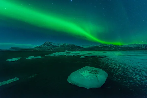 Jokulsarlon lagün, İzlanda üzerinde dans güzel bir yeşil ve kırmızı aurora