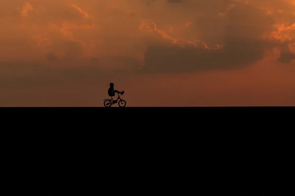Biker-Silhouette im Sonnenuntergang. — Stockfoto