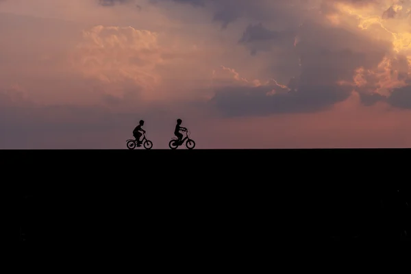 günbatımı iki motorcu siluet.