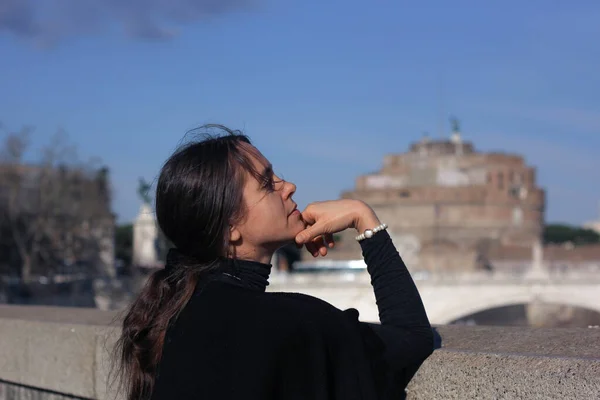 Klasik tarzda giyinmiş ve antika görünümlü bir kız Roma 'nın manzarasına hayran. 
