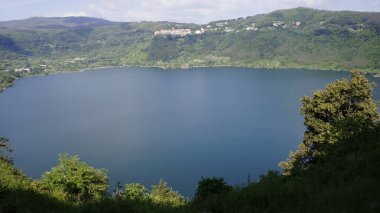 Dağ manzarasıyla çevrili Castel gandolfo gölü 