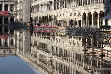 Venedik 'teki San Marco Meydanı tamamen suyla dolmuş, Venedik' in binalarını ve mimarisini yansıtıyor. 