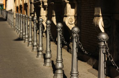Zincirlerle, çitlerle, park edilmiş arabalardan korunan ve Roma 'nın tarihi bölgesinde yolun yaya kesiminin korunduğu direklerle dizilmiş. 