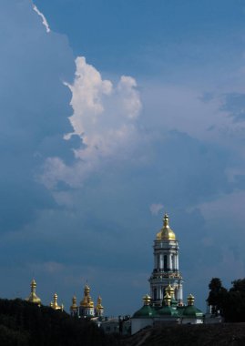 Beyaz güvercin şeklinde bir bulut Kiev 'deki Kiev-Pechersk Lavra' nın üstünde gökyüzünde güvercin 
