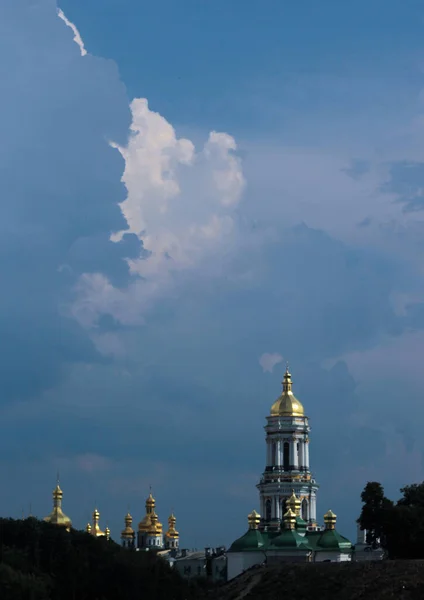 Beyaz güvercin şeklinde bir bulut Kiev 'deki Kiev-Pechersk Lavra' nın üstünde gökyüzünde güvercin 