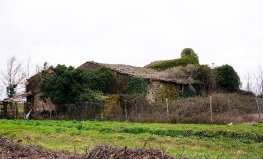 Eski, antika, terk edilmiş, harap olmuş, Tuscan, peri masalı gibi bir ev.