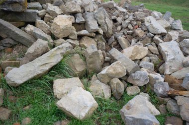 Tuscan 'daki bir antikanın yıkımının sonucu olarak taş atıldı. 