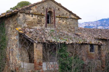Eski, antika, terk edilmiş, harap olmuş, Tuscan, peri masalı gibi bir ev.