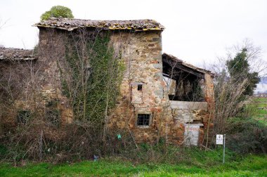 Eski, antika, terk edilmiş, harap olmuş, Tuscan, peri masalı gibi bir ev.