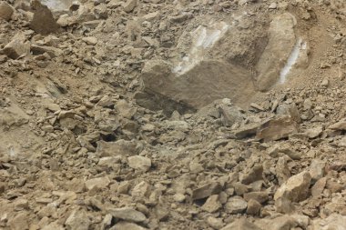 Çöl, taşlar ve kumlar, kaya parçaları. 