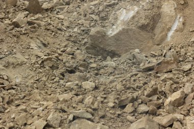 Çöl, taşlar ve kumlar, kaya parçaları. 