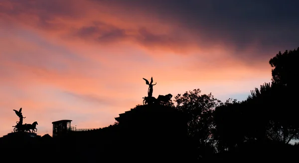 Rooman Siluetti Kauniin Punaisen Auringonlaskun Taustalla — kuvapankkivalokuva