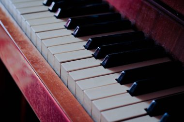 Eski piyano tuşları kapat 