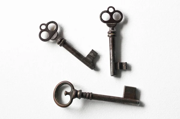 Három Vintage Antik Ajtó Kulcsok Körül Fehér Háttér Stock Kép