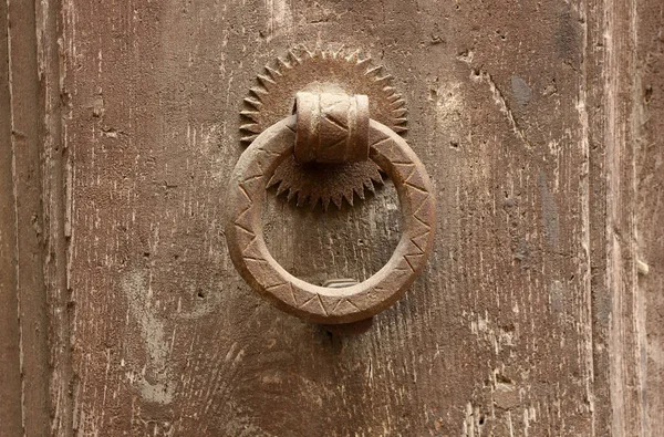Mittelalterlicher Griff Der Einer Mittelalterlichen Braunen Tür Hängt Von Zeit — Stockfoto