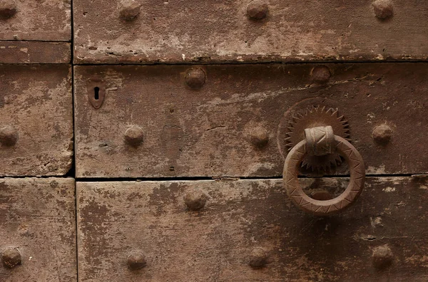 中世のハンドル 中世の茶色のドアにかかって 時間と天候に感動 — ストック写真