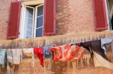 İtalya 'da ortaçağ pencereleri, Hint renkli giysilerin çamaşır ipine asıldığı yer. 