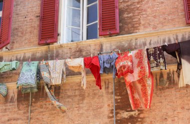 İtalya 'da ortaçağ pencereleri, Hint renkli giysilerin çamaşır ipine asıldığı yer. 