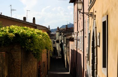 İtalya 'da eski bir kasabanın ortaçağ sokakları güneş ışınlarıyla çevrili. 