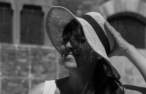 Una Ragazza Con Cappello Paglia Con Bellissimi Riflessi Ombre Sul — Foto Stock