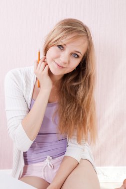 düşünme ve çizim yerdeki genç genç kız