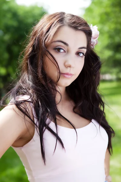 Yaz parkta güzel bir kadın