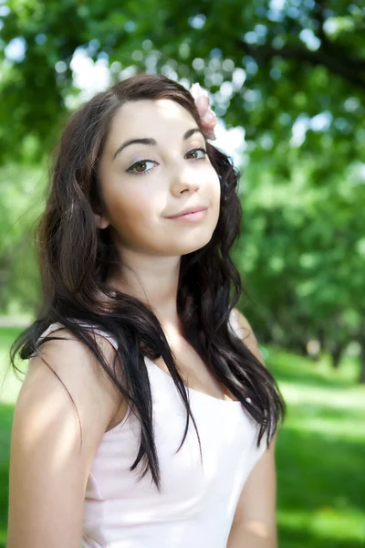 Yaz parkta güzel bir kadın