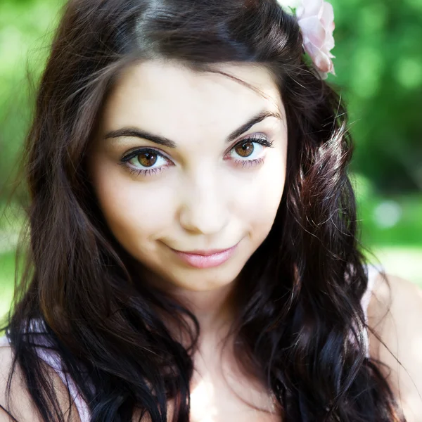 Yaz parkta güzel bir kadın