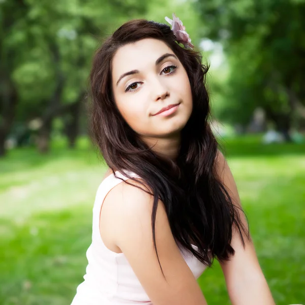 Hermosa mujer en el parque de verano — Foto de Stock