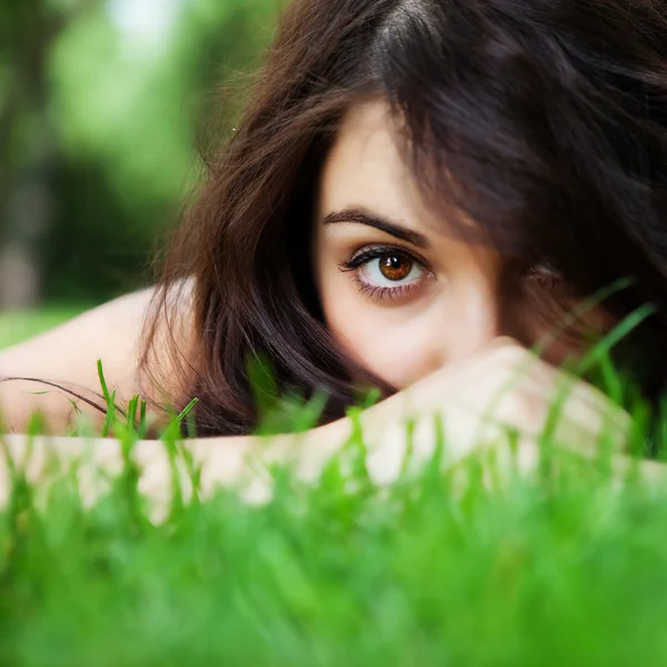 Yaz parkta güzel bir kadın