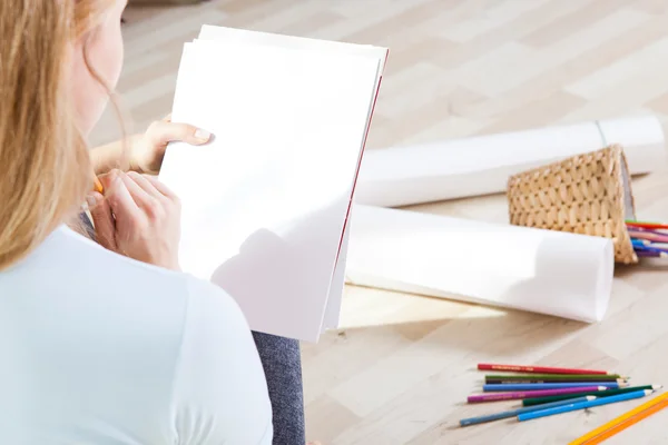 düşünme ve çizim yerdeki genç genç kız