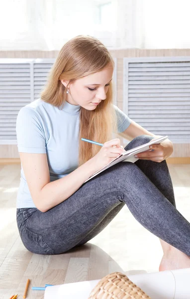 düşünme ve çizim yerdeki genç genç kız