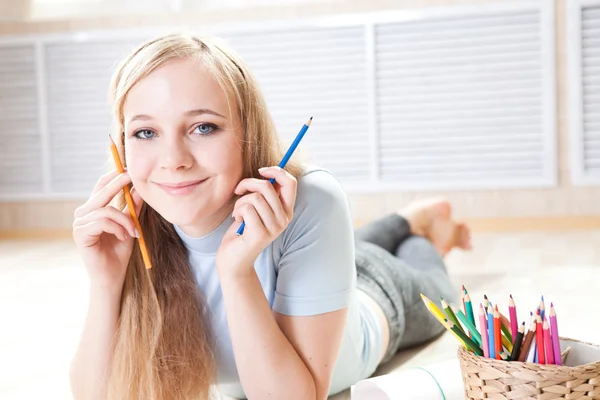 Joven adolescente en el piso pensamiento y dibujo —  Fotos de Stock